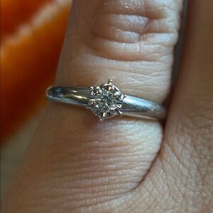 Elegant Silver Ring with Diamond